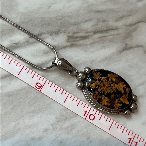 🦐TRADED🦐Real Flowers Encased Cameo necklace - Picture 10 of 10